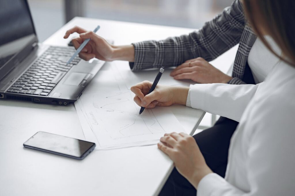 Женщина работает за ноутбуком