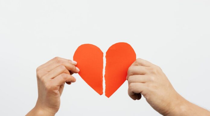 Як пережити розставання: психологічні поради для відновлення після завершення стосунків