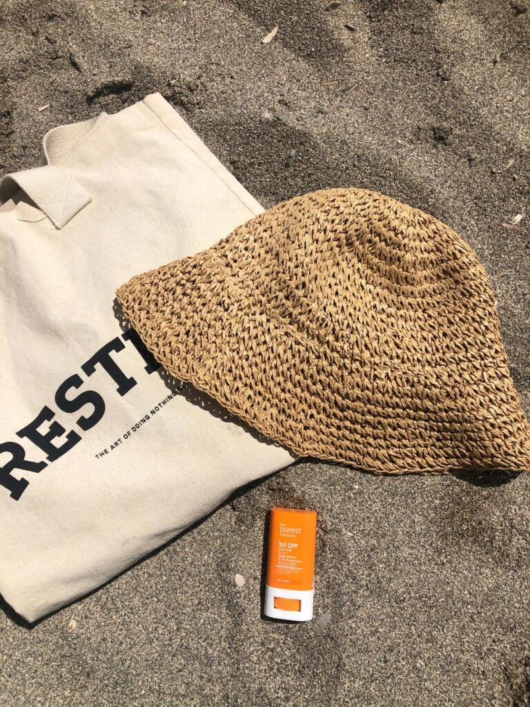 Девушка наносит косметическое средство на лицо