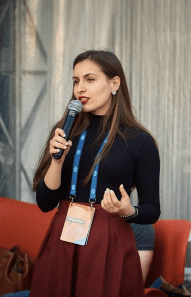 Женщина уверенно выступает публично