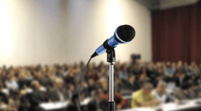 Публічні виступи без страху: поради для жінок, як подолати хвилювання та говорити переконливо