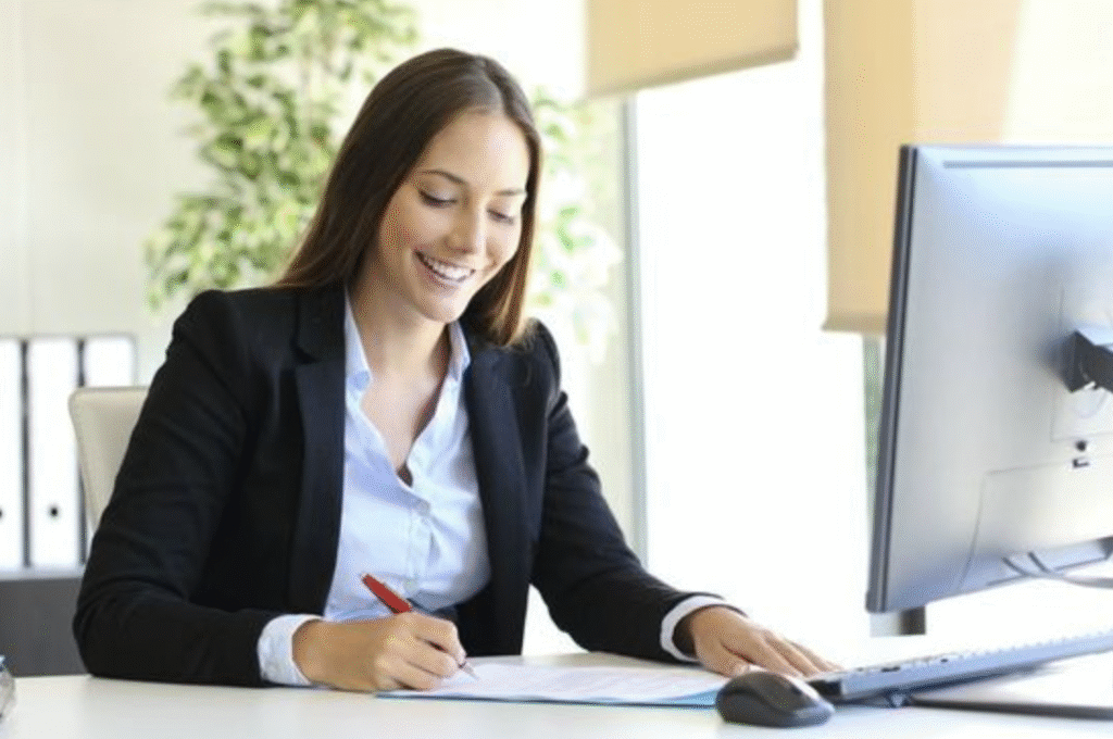 Ноутбук на столе с открытым почтовым клиентом