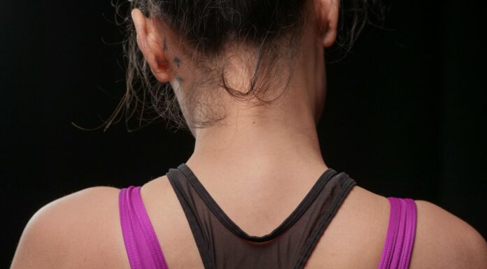 Текстовая шея (Tech Neck): как смартфон незаметно портит ваш овал лица и осанку